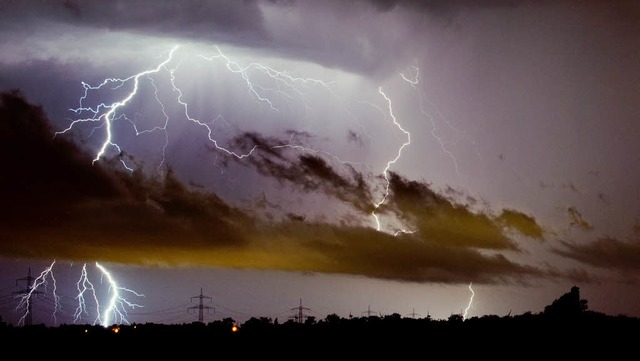 Blitze am Himmel ber Algermissen im Landkreis Hildesheim.   | Foto: dpa