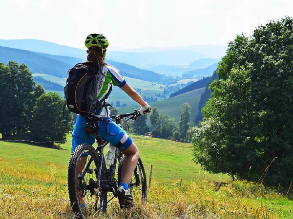 "Warum in die Ferne schweifen"?, fragt sich Beate Albrecht aus Rheinfelden whrend einer MTB Tour beim Salenhof/Titisee-Neustadt.