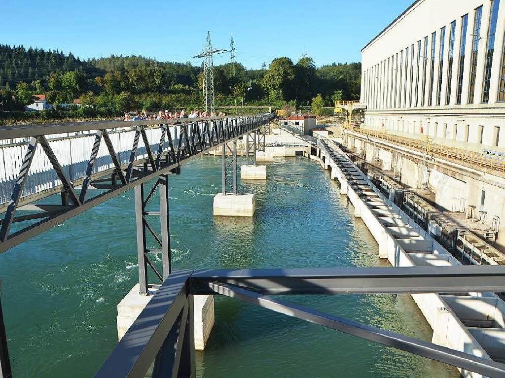 Eindrcke von der Besichtigung des Wasserkraftwerks Ryburg-Schwrstadt. Das Fischaufstiegsgewsser und das Maschinenhaus standen im Mittelpunkt des Abends, durch den Beat Karrer die Besucher fhrte.