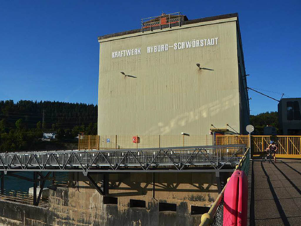 Eindrcke von der Besichtigung des Wasserkraftwerks Ryburg-Schwrstadt. Das Fischaufstiegsgewsser und das Maschinenhaus standen im Mittelpunkt des Abends, durch den Beat Karrer die Besucher fhrte.