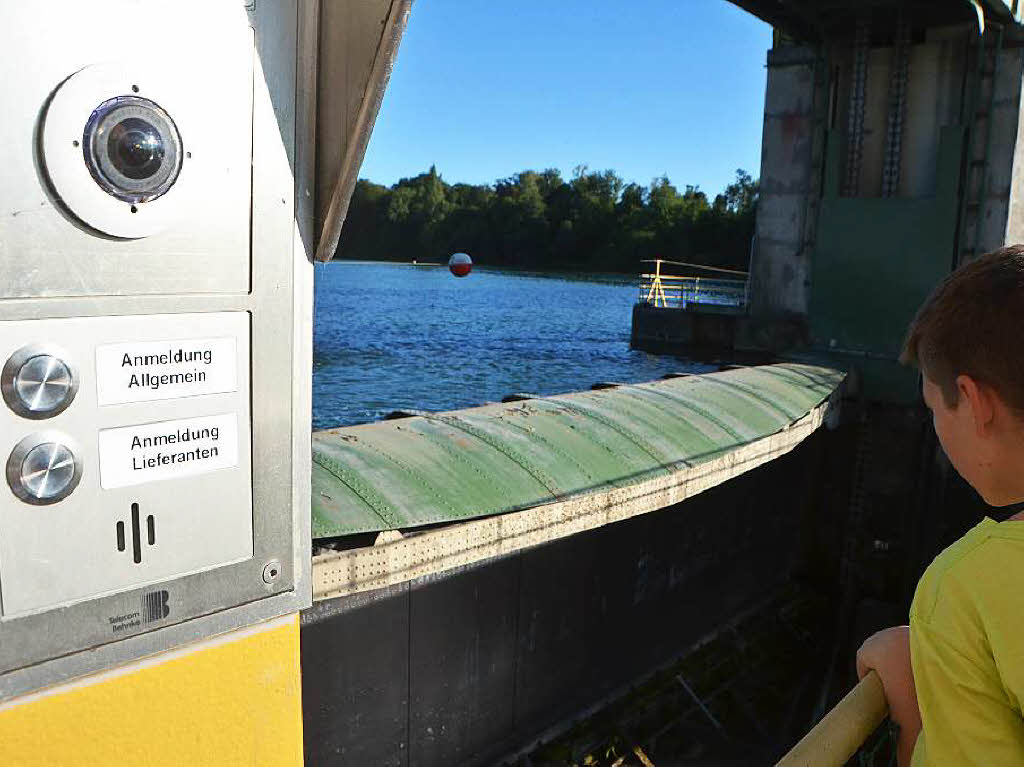 Eindrcke von der Besichtigung des Wasserkraftwerks Ryburg-Schwrstadt. Das Fischaufstiegsgewsser und das Maschinenhaus standen im Mittelpunkt des Abends, durch den Beat Karrer die Besucher fhrte.