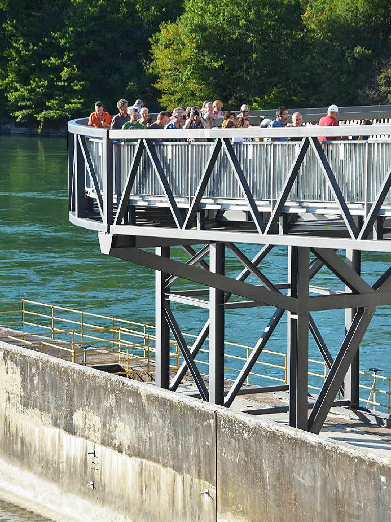 Eindrcke von der Besichtigung des Wasserkraftwerks Ryburg-Schwrstadt. Das Fischaufstiegsgewsser und das Maschinenhaus standen im Mittelpunkt des Abends, durch den Beat Karrer die Besucher fhrte.