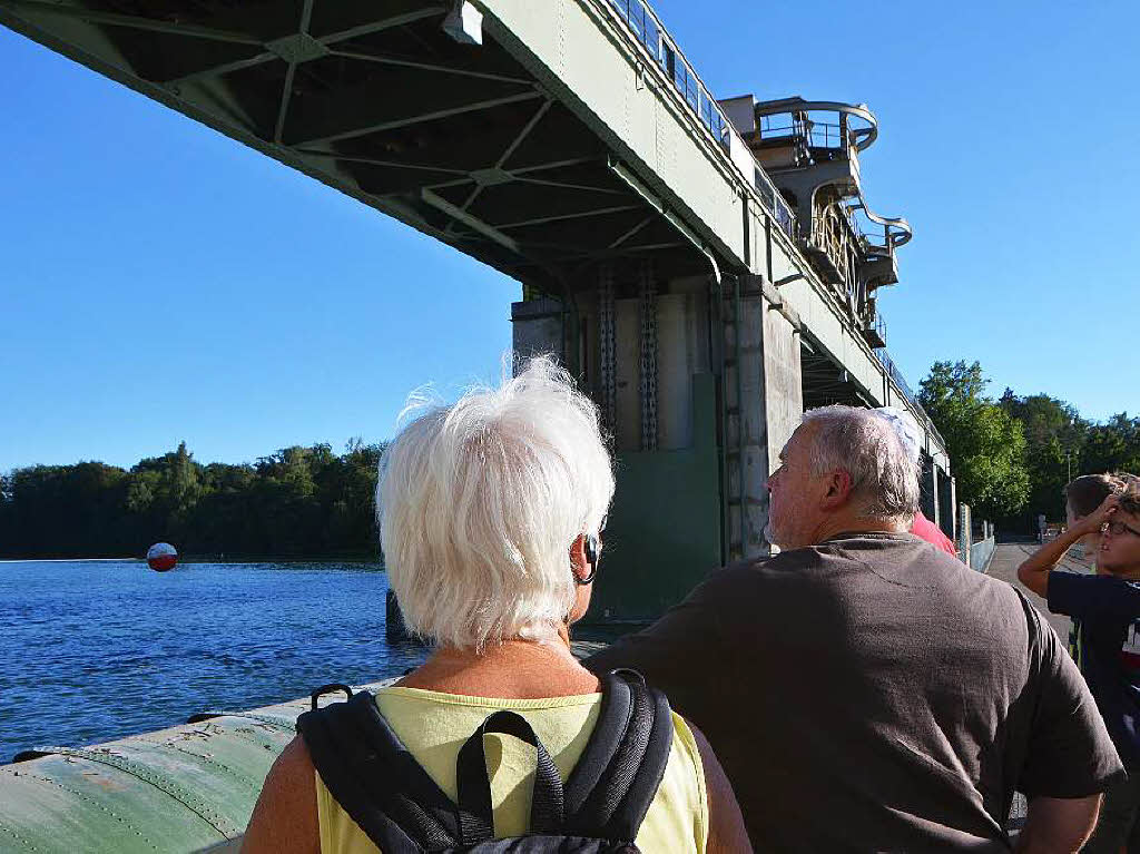 Eindrcke von der Besichtigung des Wasserkraftwerks Ryburg-Schwrstadt. Das Fischaufstiegsgewsser und das Maschinenhaus standen im Mittelpunkt des Abends, durch den Beat Karrer die Besucher fhrte.