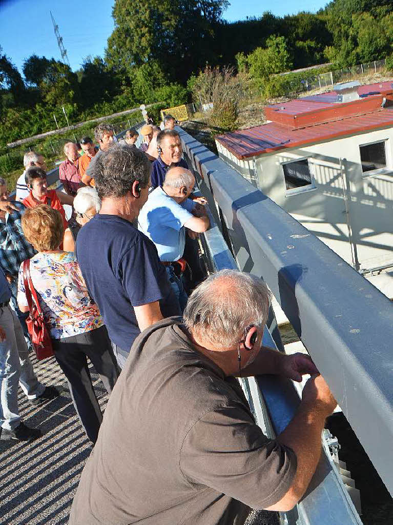 Eindrcke von der Besichtigung des Wasserkraftwerks Ryburg-Schwrstadt. Das Fischaufstiegsgewsser und das Maschinenhaus standen im Mittelpunkt des Abends, durch den Beat Karrer die Besucher fhrte.