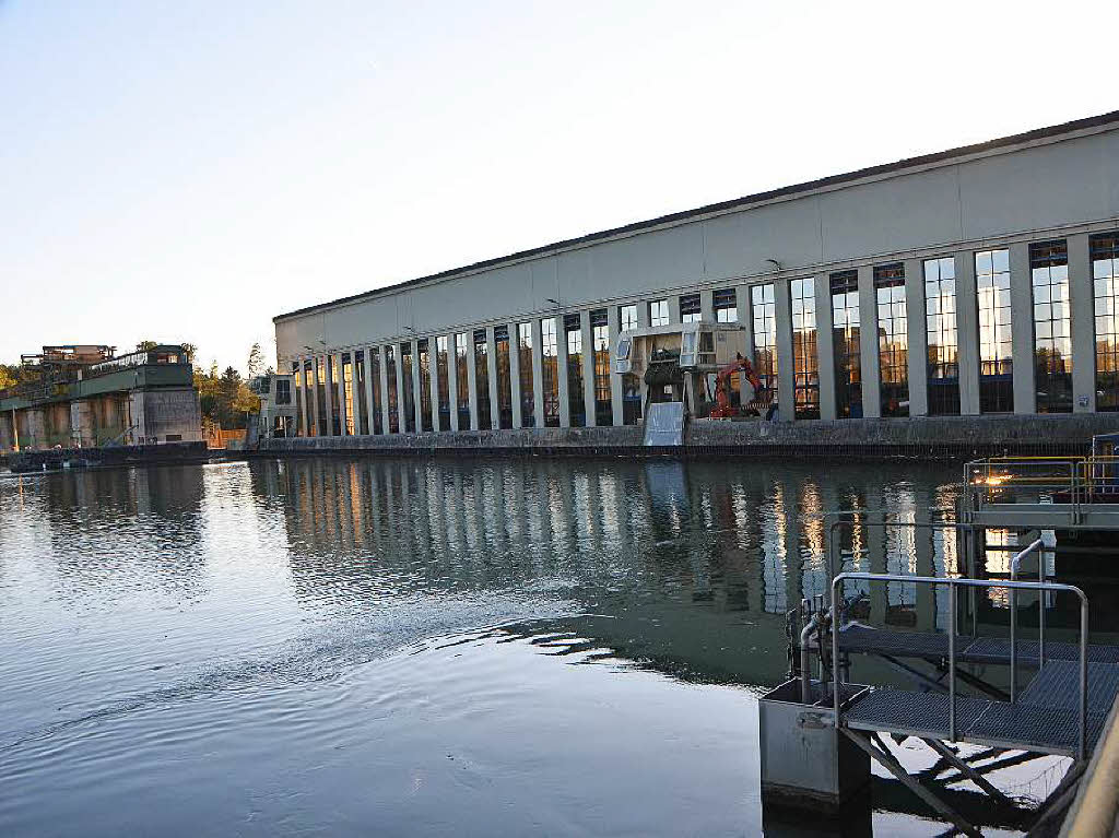 Eindrcke von der Besichtigung des Wasserkraftwerks Ryburg-Schwrstadt. Das Fischaufstiegsgewsser und das Maschinenhaus standen im Mittelpunkt des Abends, durch den Beat Karrer die Besucher fhrte.