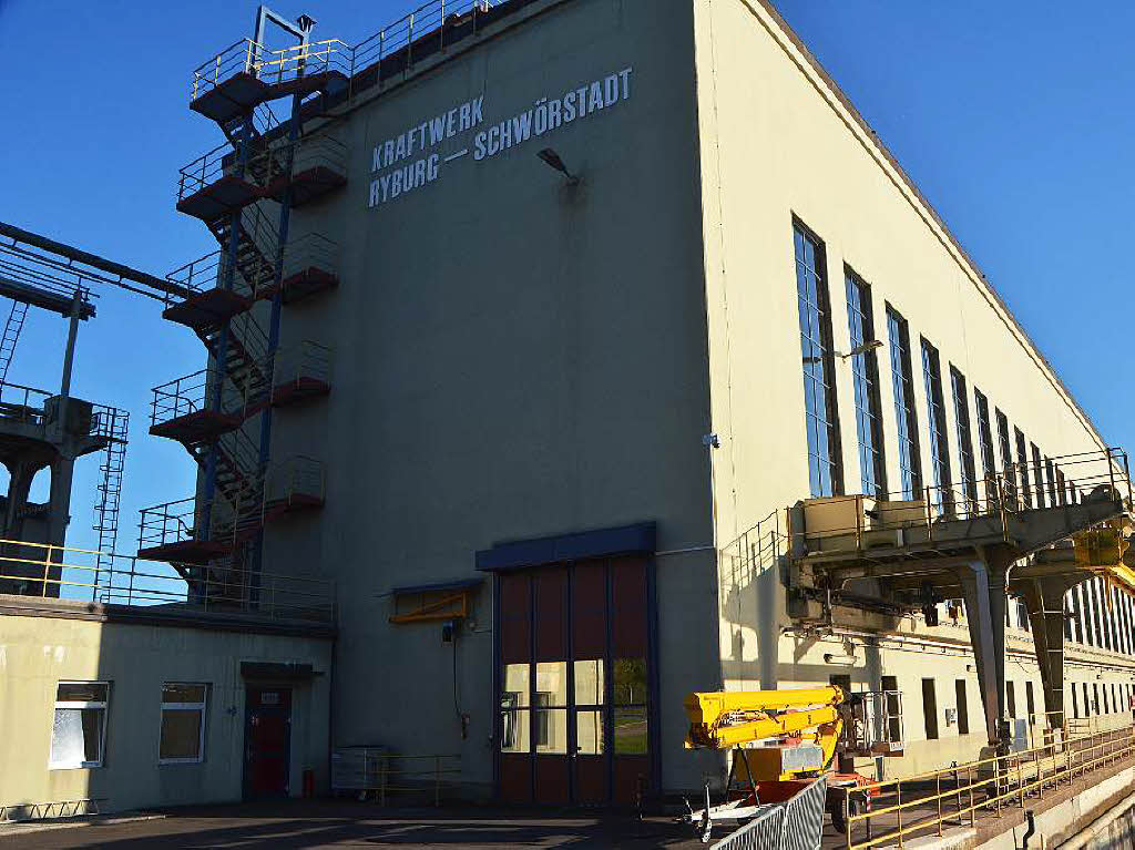 Eindrcke von der Besichtigung des Wasserkraftwerks Ryburg-Schwrstadt. Das Fischaufstiegsgewsser und das Maschinenhaus standen im Mittelpunkt des Abends, durch den Beat Karrer die Besucher fhrte.