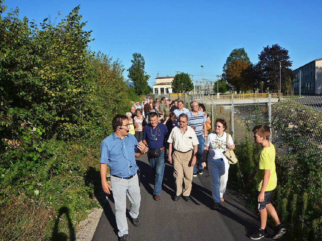 Eindrcke von der Besichtigung des Wasserkraftwerks Ryburg-Schwrstadt. Das Fischaufstiegsgewsser und das Maschinenhaus standen im Mittelpunkt des Abends, durch den Beat Karrer die Besucher fhrte.