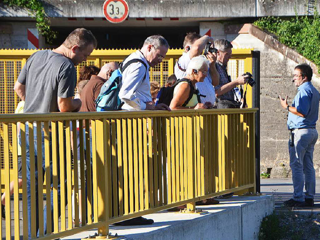 Eindrcke von der Besichtigung des Wasserkraftwerks Ryburg-Schwrstadt. Das Fischaufstiegsgewsser und das Maschinenhaus standen im Mittelpunkt des Abends, durch den Beat Karrer die Besucher fhrte.