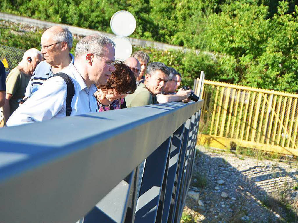 Eindrcke von der Besichtigung des Wasserkraftwerks Ryburg-Schwrstadt. Das Fischaufstiegsgewsser und das Maschinenhaus standen im Mittelpunkt des Abends, durch den Beat Karrer die Besucher fhrte.