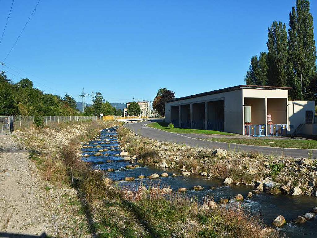 Eindrcke von der Besichtigung des Wasserkraftwerks Ryburg-Schwrstadt. Das Fischaufstiegsgewsser und das Maschinenhaus standen im Mittelpunkt des Abends, durch den Beat Karrer die Besucher fhrte.