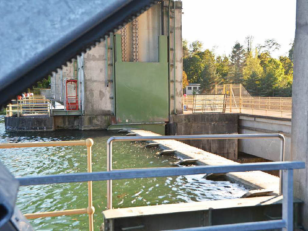 Eindrcke von der Besichtigung des Wasserkraftwerks Ryburg-Schwrstadt. Das Fischaufstiegsgewsser und das Maschinenhaus standen im Mittelpunkt des Abends, durch den Beat Karrer die Besucher fhrte.