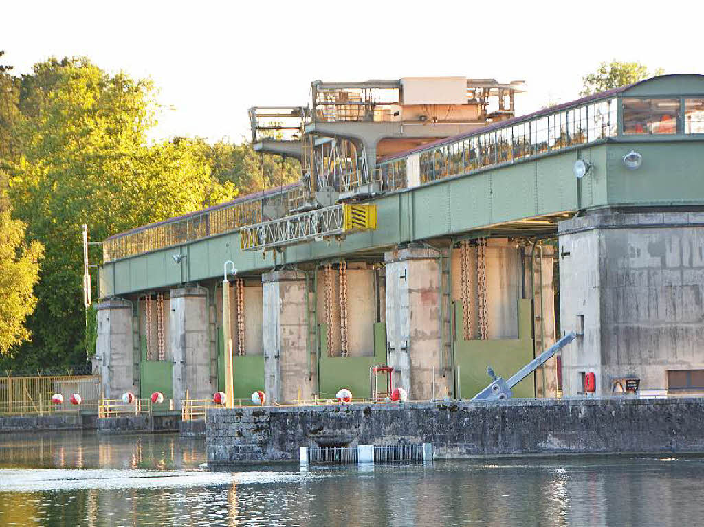 Eindrcke von der Besichtigung des Wasserkraftwerks Ryburg-Schwrstadt. Das Fischaufstiegsgewsser und das Maschinenhaus standen im Mittelpunkt des Abends, durch den Beat Karrer die Besucher fhrte.