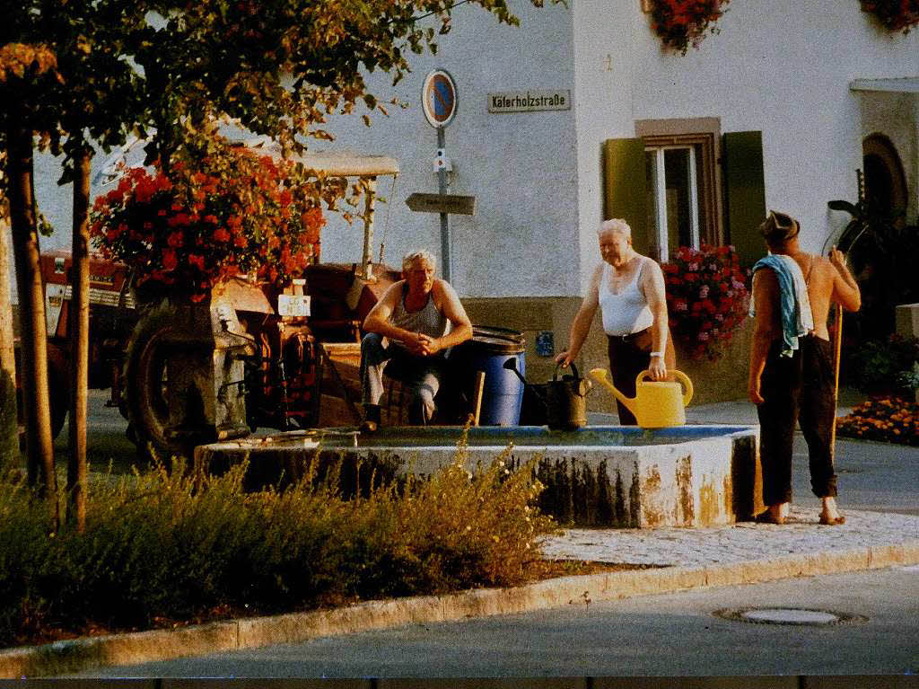 Dieter Rsch: Ein heier Sommerabend an einem tlinger Dorfbrunnen. Aufgenommen vor circa 25 Jahren. (Aufnahme aus Diaarchiv digitalisiert.)