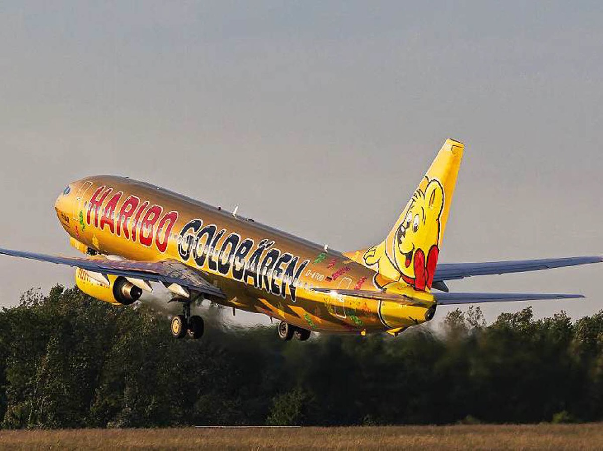 Michael Basler: Der heie Abgasstrahl an der Boeing 737 von TuiFly in ihrer Goldbrenlackierung.