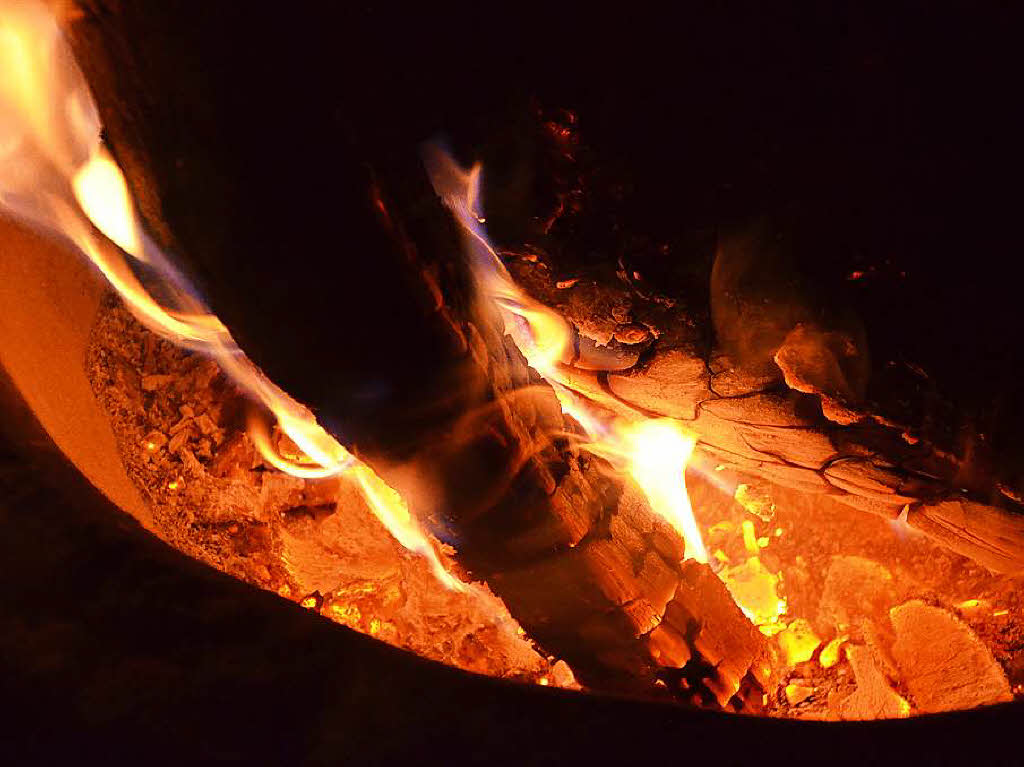 Renate Mayer: In den noch khlen Frhsommerabenden auf der Terrasse mit einer glhenden Feuerschale entspannen. Und dem Prasseln des Feuers zu schauen, wie das Holz immer mehr zu Holzkohle verbrennt.