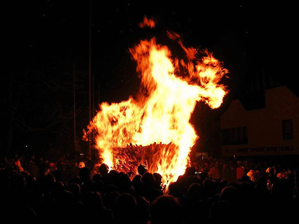 Christoph Karpstein: Am Chienbse-Umzug in Liestal werden Feuerwagen mit meterhohen Flammen durch's Stdtli gezogen.