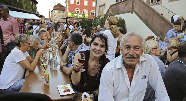 Der Rohanhof konnte die Besucher nicht...sie standen bis auf den Rathausplatz.   | Foto: sandra decoux-kone