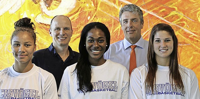 Die Basketballerinnen der Eisvgel (vo...)  und Testo-Vorstand Burkart Knospe.   | Foto: Testo