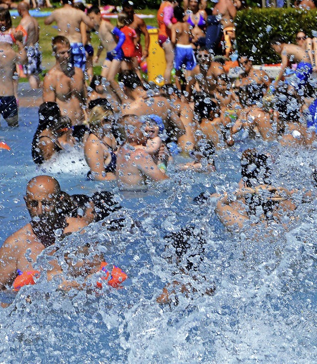 Abkhlung suchten in diesem heien Sommer viele im   Parkschwimmbad.   | Foto: Matthias Allednrfer