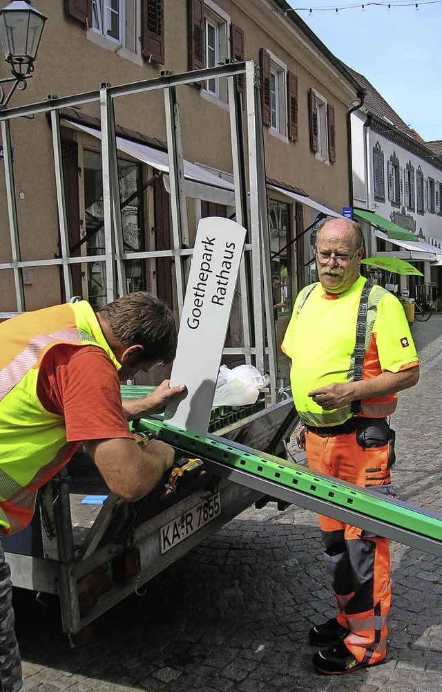 Genau nach Plan: Der Schilderbaum fr ... &#8222;Lamm&#8220; wird vorbereitet.   | Foto: Sylvia-Karina Jahn