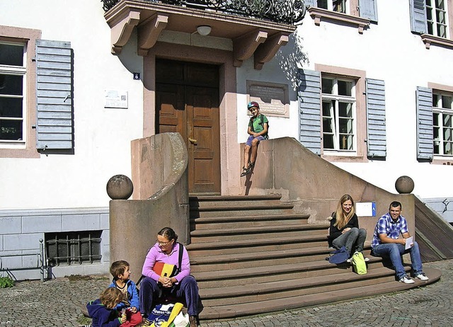 Warten, dass die Tr aufgeht: Besucher...othek. Ausgednnt: Das Neuheitenregal.  | Foto: Jahn