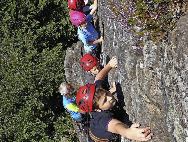 In der Steilwand hngen die Kinder am Todtnauer Klettersteig.  | Foto: ZVG