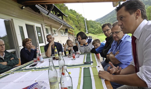 Johannes Fechner (rechts) gibt  den Genossen gern Auskunft.   | Foto: Gutjahr