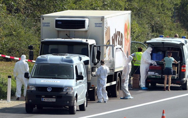 Grausiger Fund: Forensiker untersuchen...ie toten Flchtlinge entdeckt wurden.   | Foto: DPA