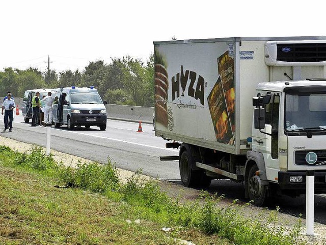 Der Lastwagen war voll mit toten Menschen.  | Foto: dpa