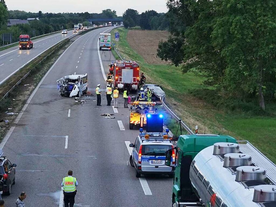 Nach dem schweren Unfall im Bereich Of...utobahn A 5 stundenlang voll gesperrt.  | Foto: Lukas Habura