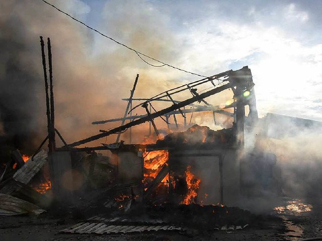 Das Wirtschaftsgebude eines Hofs bei Opfingen brannte vollstndig nieder.  | Foto: Feuerwehr Freiburg