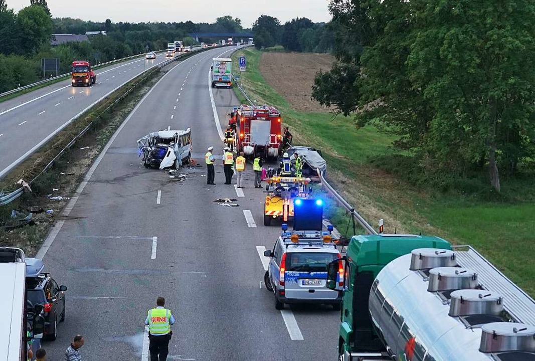 Ein Kleinbus war auf regennasser Fahrbahn ins Schleudern gekommen.  | Foto: Lukas Habura