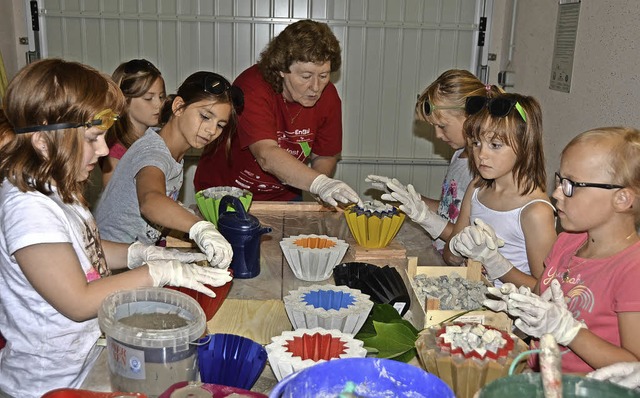 Sasbach. Die Kinder beim Windlichter g... In der Bildmitte Frau Gundula Breuer.  | Foto: Roland Vitt