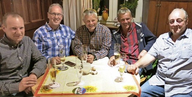 Thomas Schmitz, Ralf Ommeln, Udo Koch,...ier beim nchtlichen Feierabend-Bier.   | Foto: Erhard Morath