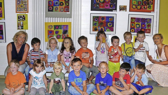 Heike Schupp (links) und Nicoleta Stef...enprojekt im Kindergarten Schluchsee.   | Foto: Ute Aschendorf