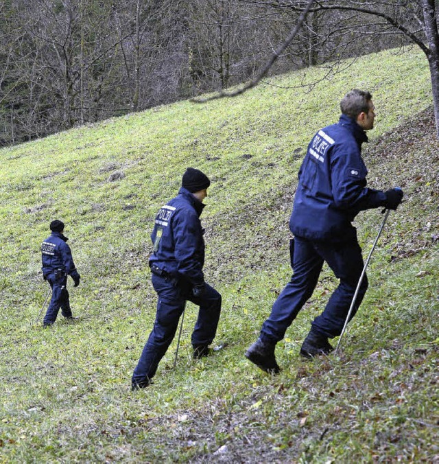 Im Dezember 2014 haben Polizeibeamte e... von Waldshut nach Spuren durchkmmt.   | Foto: Archivfoto: dpa