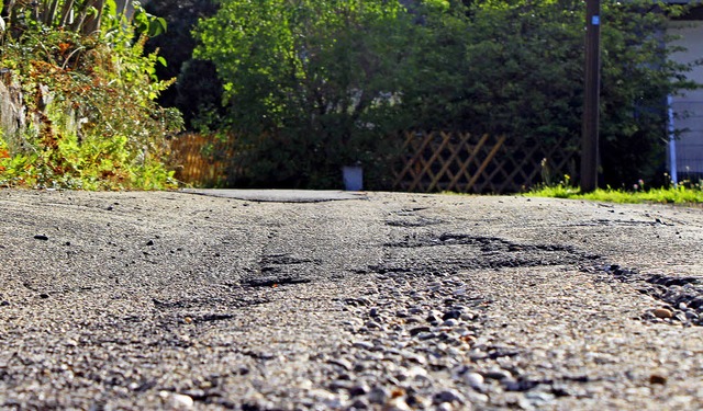 Die Strae &#8222;Im Grund&#8220; muss dringend saniert werden.  | Foto: Joachim Frommherz