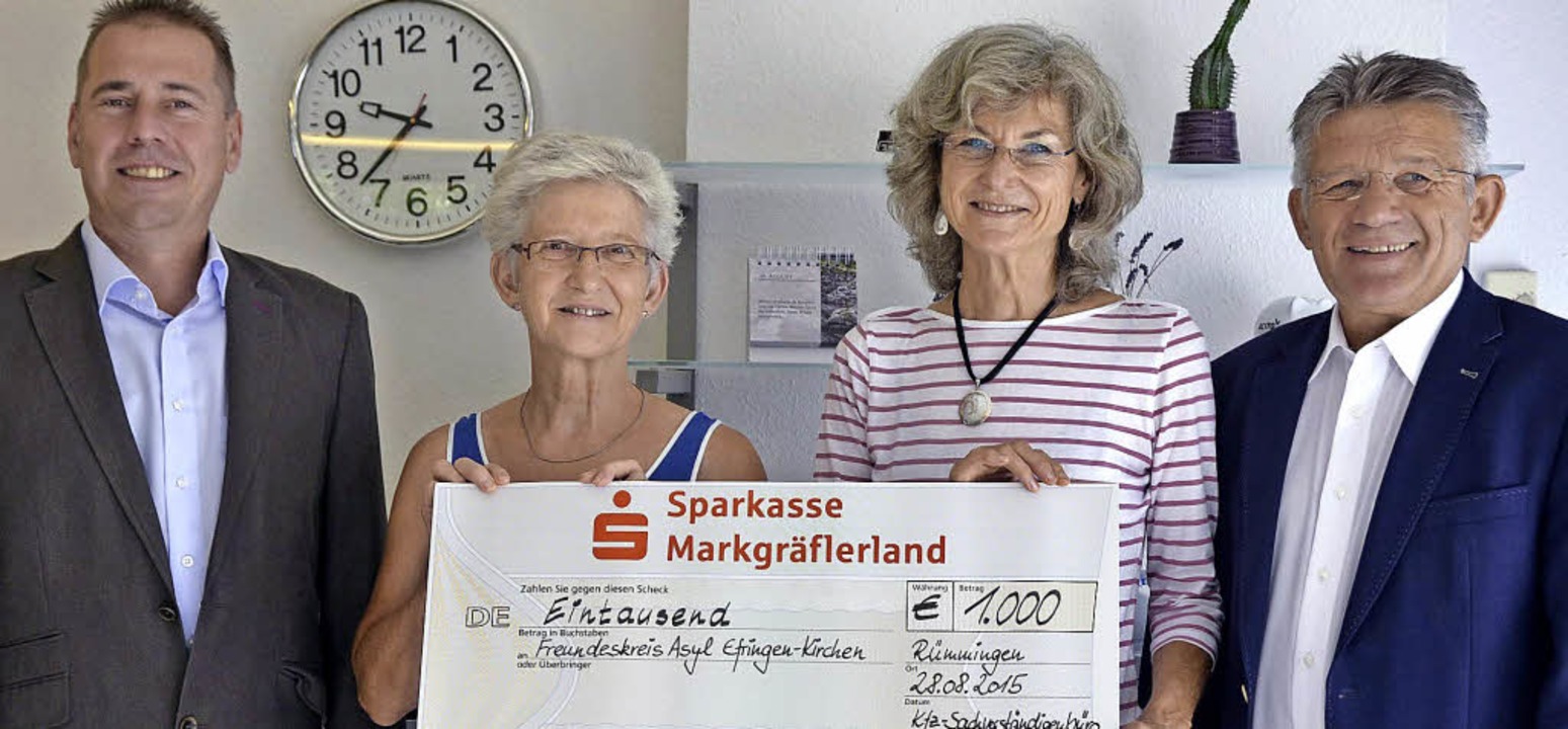 Einen Scheck ber 1000 Euro berreicht...ner  Asylkreis &#8222;Frenand&#8220;.  | Foto: Markus Maier