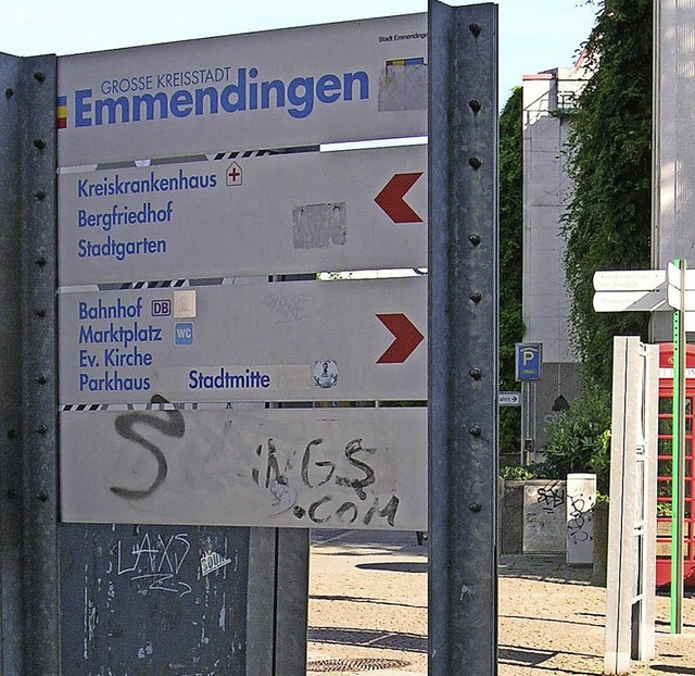 Vorn das alte Schild, im Hintergrund an der Newark-Telefonzelle das neue System   | Foto: Jahn