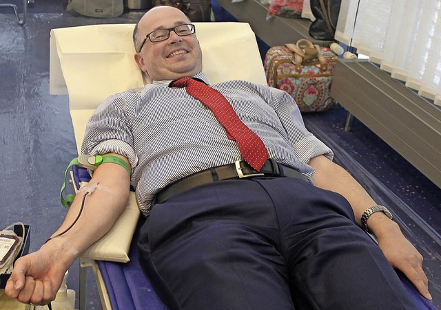 Jrgen Riexinger vom Sparkassen-Vorstand beim Blutspenden   | Foto: privat