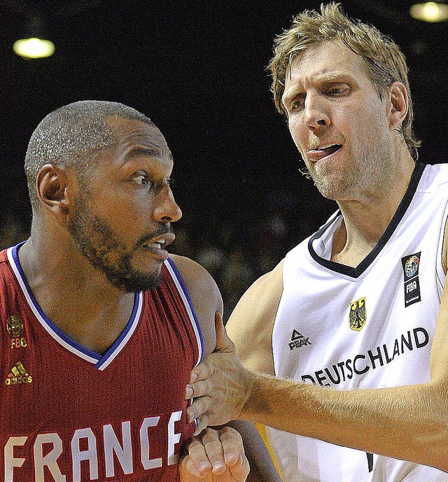 Der Franzose Boris Diaw (links) gegen Dirk Nowitzki    | Foto: dpa