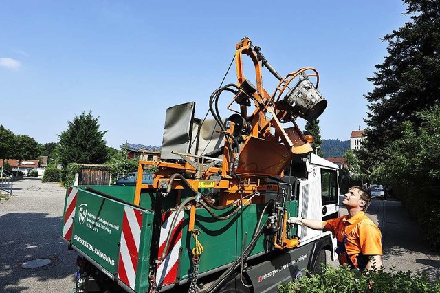 Michael Wagner von der Stadtreinigung ...alfahrzeug die neuen Schlammfangeimer.  | Foto: Thomas Kunz