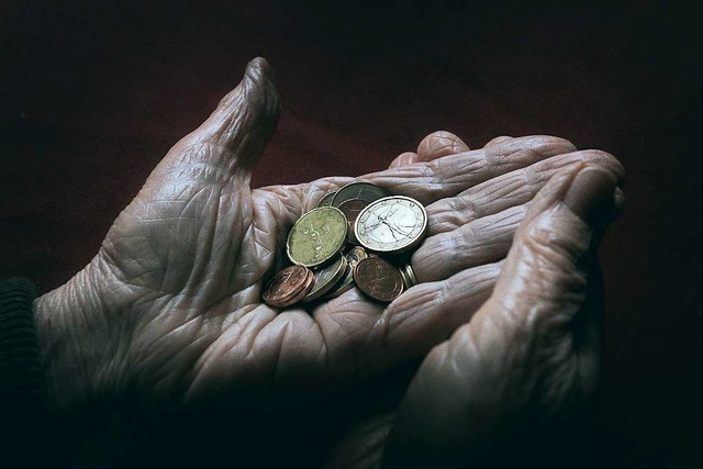 Die Trickbetrger haben es auf das Geld der Senioren abgesehen. (Symbolbild)  | Foto: dpa