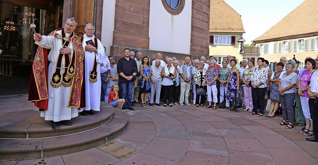 Pfarrer Jrg Christian Seburschenich segnet die renovierte Kirchentreppe.   | Foto: sandra decoux-kone