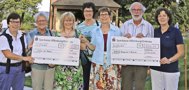 Spendenbergabe (von links):  Barbara ...kenhus, Edwin Kuhn und  Ingrid Dorner   | Foto: sandra decoux-kone