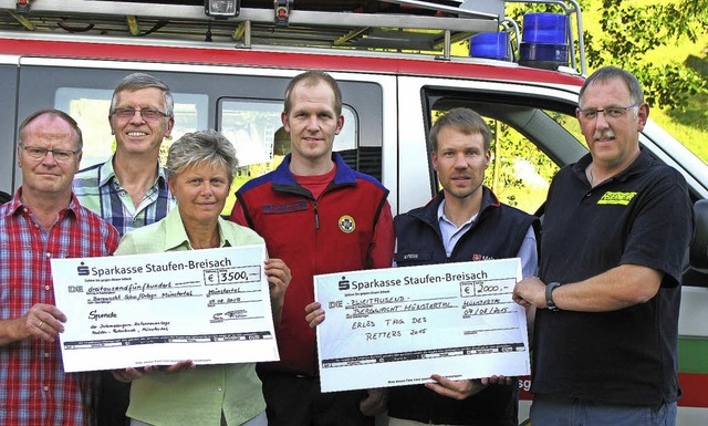 Gleich zwei Spenden nahm  Stephan Wies...) von den Maltesern und der Feuerwehr.  | Foto: Manfred Lange