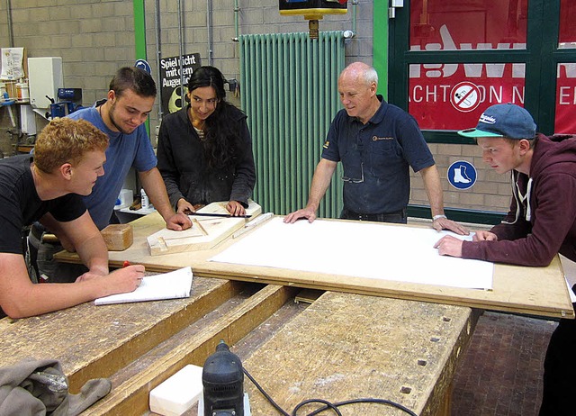 Ausbildungsmeister Werner Grmminger b...n Rumen der Gewerbe-Akademie zeigen.   | Foto: Gewerbe Akademie