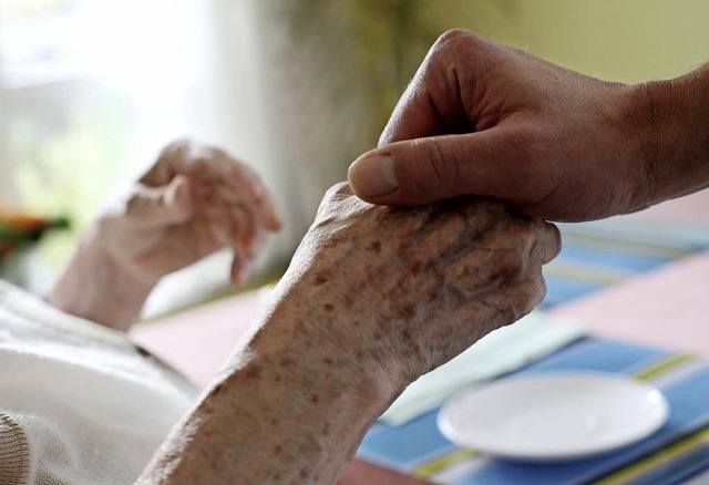 Der Hospizdienst will pflegenden Angehrigen mit einer Vortragsreihe helfen.  | Foto: DPA