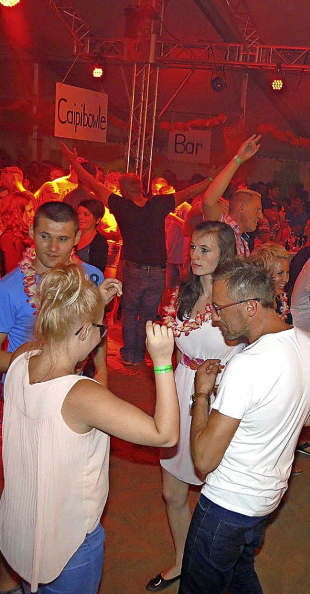 Frhliche Partygste in bester Feierla...sen die ungewhnlich laue Sommernacht.  | Foto: Erhard Morath