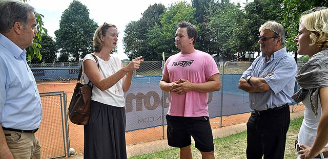 Christian Fischer-Gissot (Mitte) erlu...as Konzept der Freiburger Ballschule.   | Foto: steckmeister